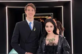 angelababy纽约出席活动，跟LV三太子同框，靠自己争取时尚人脉图片