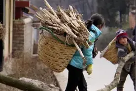1996年，山东16岁少女3度卖血，照顾瘫痪继父，死后3个哥披麻戴孝图片