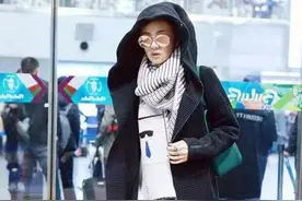 安以轩走机场，披斗篷神秘打扮，笨重高跟鞋搭配突兀图片