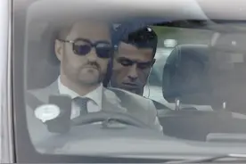 37岁C罗痛失爱子后坚持训练，难掩悲伤，利物浦球迷呈现暖心一幕图片