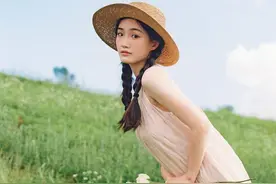 一个人拍摄写真照，8个要点要学会，自然上镜，拍出满满的表现力图片