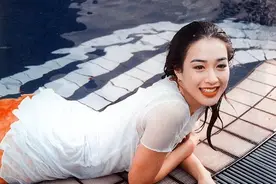51岁钟丽缇宅家跳操，美腿紧致修长，状态重回美人鱼图片