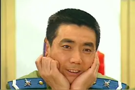 老戏骨范明：娶大4岁的二婚妻子，继子是他的骄傲也是国家的骄傲图片