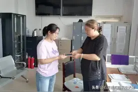 公交车上睡一觉 险丢手机损失大图片