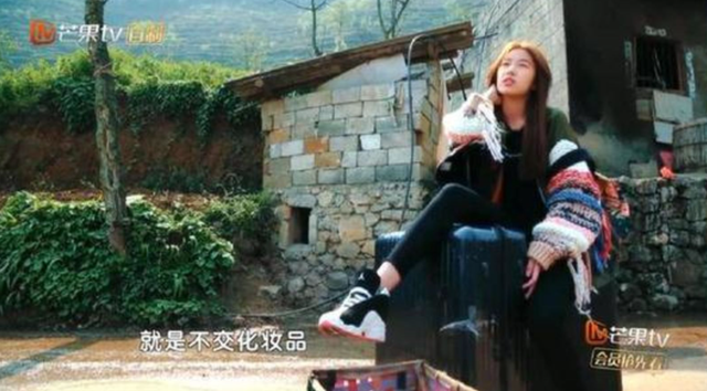 辽宁“公主”：16岁吃饭靠人喂，每个月零花钱30万，开跑车摆地摊