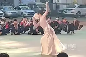 舞蹈老师现场展示什么叫“优雅永不过时”：音乐结束的那一秒，社团已经招满了学生图片