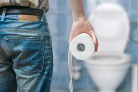 大便后要不要“用水洗屁股”？长期坚持洗的人，身体发生一些变化图片