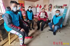 但续长情慰英灵：孟祥斌烈士遗孀与志愿者接力为烈士画像送烈士“回家”图片