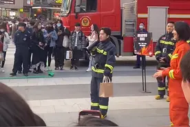 王祖蓝长沙参加活动，大方搂着女粉丝拍照，妻子李亚男也在现场图片