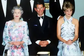 1992年，戴安娜和女王同穿印花裙，儿媳很忧伤婆婆一脸标志性笑容图片
