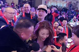 著名港星内地商演捞金，惨遭陌生男子咸猪手，已在广州买房定居图片