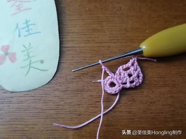 钩织了好几朵高颜值糖果色的可爱立体镂空花花,这是图文教程哦