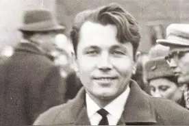 1961年在南极，列昂尼德突然肚子剧痛，于是他切开了自己的肚子图片