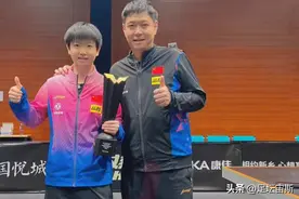 连夺三冠！孙颖莎主动拥抱邱贻可，感谢恩师，拍王楚钦手臂送祝贺图片