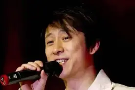 14次上春晚，27岁爆红，巅峰时退出，解晓东现在怎么样了？图片