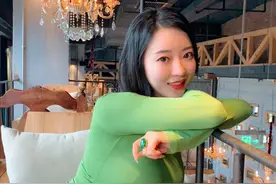 刘强东事件牵连三女人：一个性感走红，一个怀二胎，一个还是谜图片