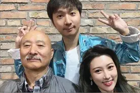 陈佩斯外甥女出月子打高尔夫，穿高跟鞋推婴儿车，身材火辣引热议图片