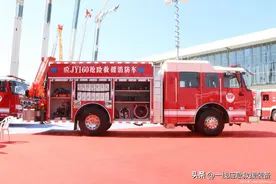 采用国产消防专用底盘的美式风消防车——JY160型抢险救援消防车图片