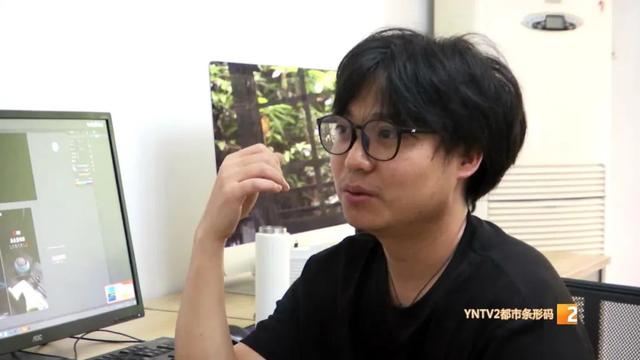 奥特曼“现身昆明街头”捡菌