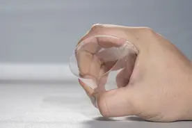 到底是什么原因，让我选择了给手机贴一块好的钢化膜？图片