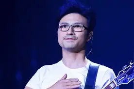 尴尬！汪峰洛阳演唱会惨淡收场，场馆空荡荡，最后10分钟免费放人图片