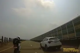 台湾摩托和宝马开斗气车酿惨祸，摩托故意挡宝马，宝马故意撞摩托图片