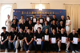 当外国人坐在楚河汉界两端，中国象棋在欧洲宫殿的这场派对有意思图片
