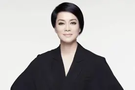 歌坛大姐大毛阿敏，一首渴望带我们回三国，永远的经典图片