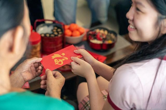 过年,亲戚给你家娃红包500,亲戚家2个娃,你咋回礼不吃亏不丢面