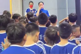 王楠含泪告别小学员，多次哽咽，训练营收费标准曝光，被赞良心价图片