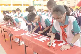 校长殷殷嘱托 师生紧紧相拥 阳泉市平潭街小学毕业典礼彰显浓浓师生情图片