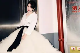 百花奖闭幕式红毯：张小斐穿高定、关晓彤青筋吓人、谭卓手打绷带图片