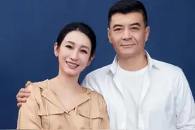 47岁秦海璐陷整容风波，脸肿成发面馒头，额头高的被嘲像寿星老图片