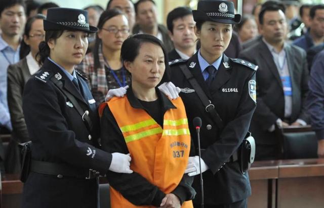 陕西"房姐"龚爱爱落马：北京41套房，4个身份证，帅哥司机骗走2亿