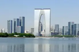 长三角两大“秋裤”建筑，它们的造型刚好相反，你觉得哪个好看？图片