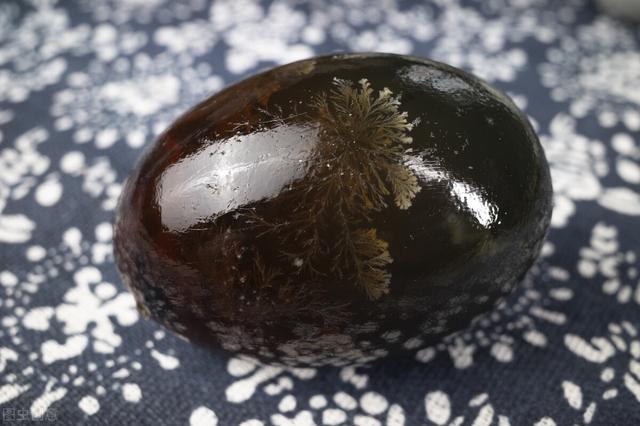 鸡蛋、鸭蛋、鹅蛋和鹌鹑蛋，谁的营养价值高？提醒：少吃这2种蛋