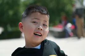 娃在幼儿园弄坏他人玩具被索赔1千，奶奶的做法让对方家长很羞愧图片