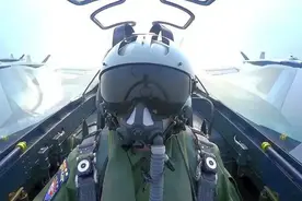 歼20苦练空战，飞行员顶着9G过载，身上拉出出血点图片