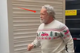 77岁“硬汉”施瓦辛格近照曝光，头发全白走路蹒跚，晚年也在健身图片