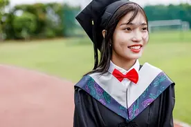 四年大学被“50块”打败：拍毕业照凑不够一半学生：免费都不去图片