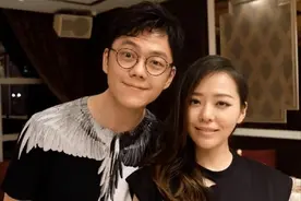 38岁张靓颖与小男友秀恩爱！两人牵手外出购物，男方曾是前夫伴郎图片
