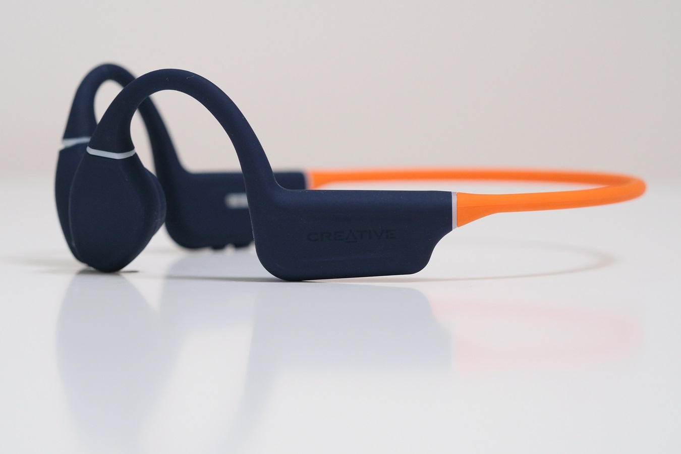 可调节骨传导单元，创新OUTLIER FREE PRO+为运动助燃