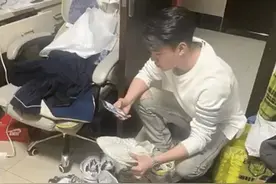 男生给同学洗鞋2个月赚8万元：一天洗80双图片