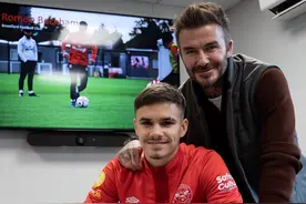 贝克汉姆带20岁次子签约英超球队，罗密欧努力又专一，比大哥强图片