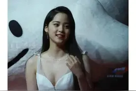 欧阳娜娜，笑容真甜美，漂亮！她长大后，变得成熟起来图片