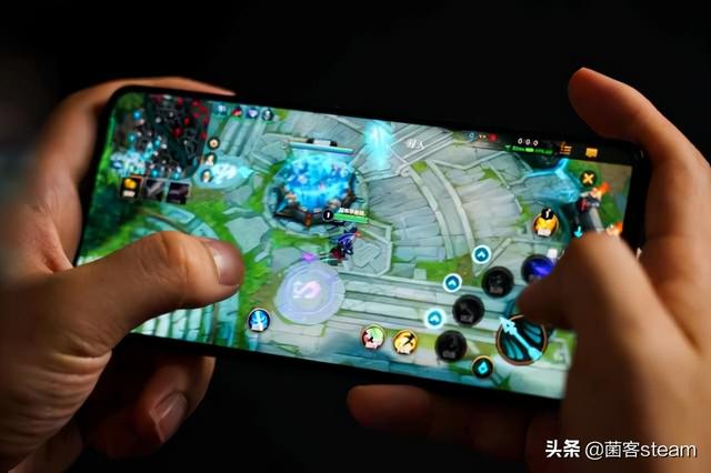 大批王者玩家涌入LOL手游后，老玩家表示：救救孩子
