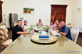 柬埔寨洪森总理与5名子女聚餐图片