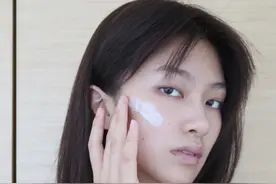皮肤暗沉发黄的女人，先别着急用美白精华，做好这几点更管用图片
