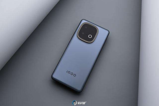 国补1869元起的天玑9400+，iQOO Z10 Turbo+评测：8000mAh电池！