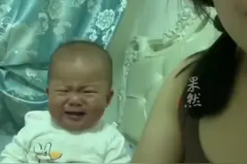 11个月的宝宝竟会“察言观色”，刚想哭闹被妈妈一声给堵回去了，下一秒変表情管理大师图片